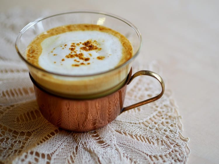 Goldene Milch (Kurkuma Latte): Ayurvedisches Heißgetränk mit entzündungshemmender Wirkung (Rezept)